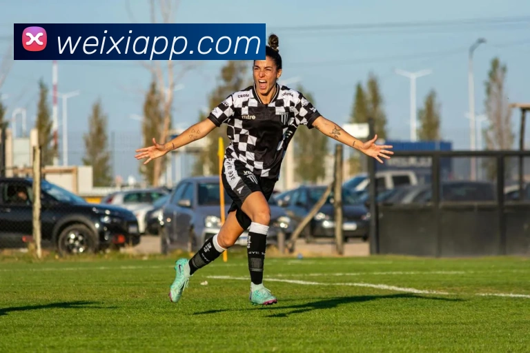 篮球赛事回放显示关键回合逆转 全场比分与球员表现成看点